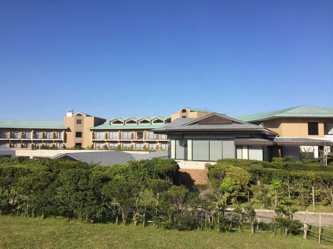 マイルストーンの場所から見た湘南国際村センター