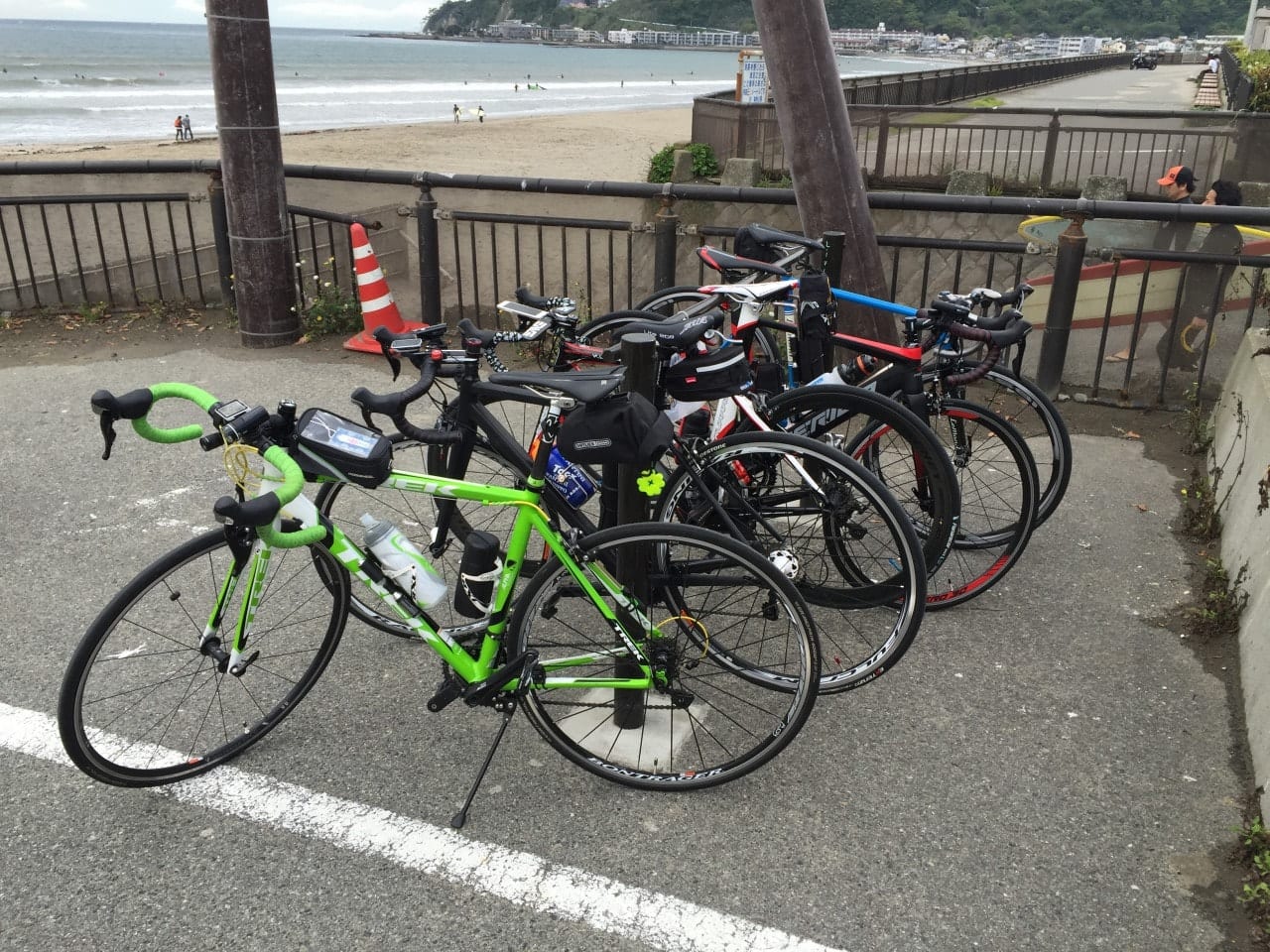 すぐ近くにバイクラックが設置されていました
