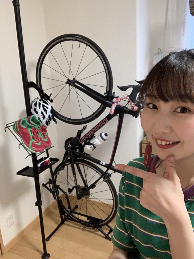 （左）MINOURA ディスプレイスタンドDS-2200 (縦置き、横置き両対応タイプ） （右）MINOURA Hobby Tower