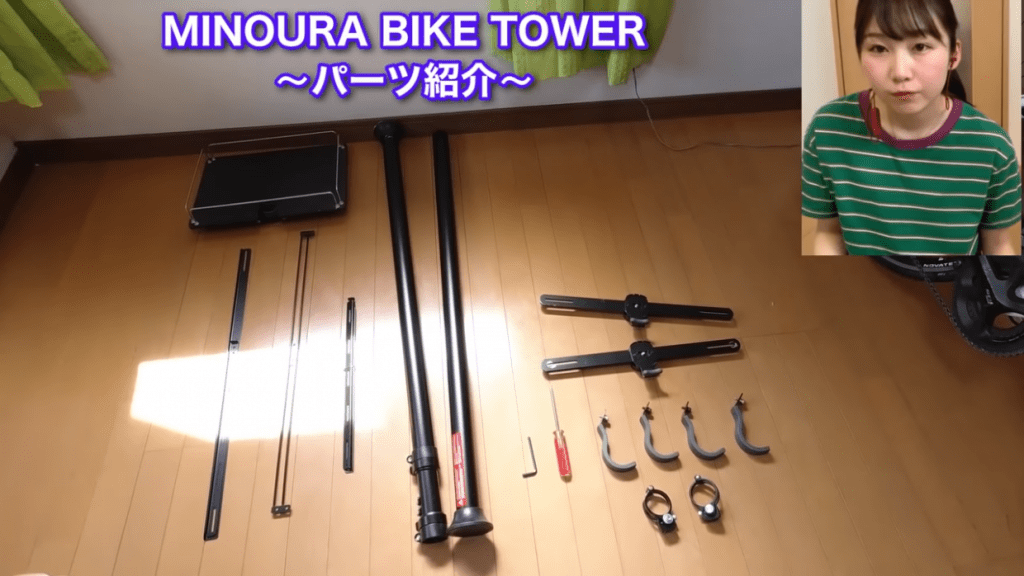 （中央）バイクタワー （右）バイクタワー付属の自転車をかけるフック部分 （左）オプションパーツ
