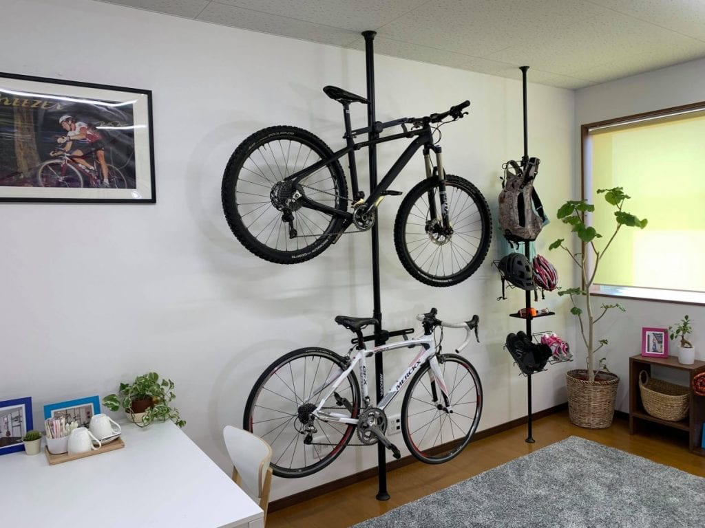 （左）MINOURA BIKE TOWERと（右）MINOURA Hobby Towerの収納例