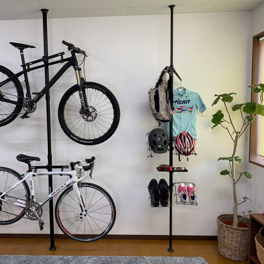（右）MINOURA Hobby Towerにはウェアやリュックなどもかけられる。