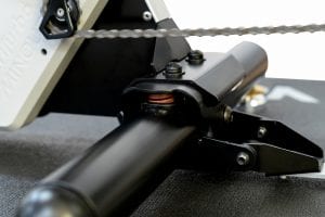 バックフォークはLSF9300の本体ごと左右に揺らす、ダブルスプリングフローティングシステム搭載。走行感に近く、ペダリングの練習に最適。