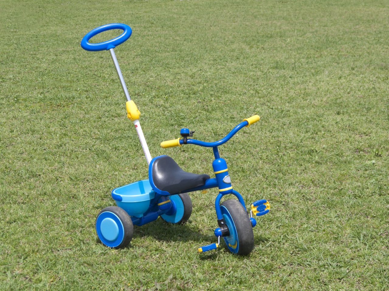 手押し棒の付いた三輪車は、親が押してあげることもできる