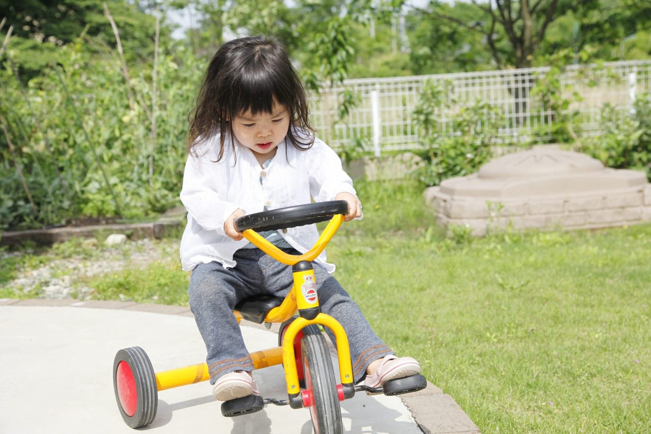三輪車はよい姿勢を保つのに必要な体幹と腸腰筋を鍛えるのに役立つ