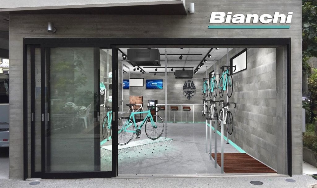 直営店は「ビアンキ バイクストア」と称し展開される。11/7にオープンしたばかりの『ビアンキバイクストア 逗子』では、Discovery（ディスカバリー）のコンセプトのもとバイク・アイテム販売はもちろん、ライドイベント・試乗会・セミナーも実施予定だ。