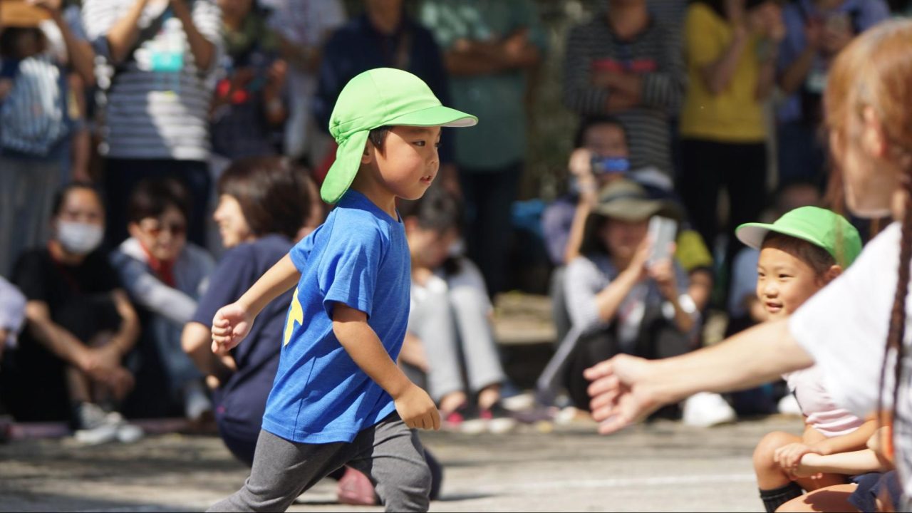 運動する子供