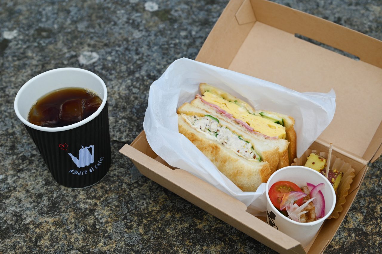 SUNNY CORALで販売している自慢のサンドイッチとコーヒー