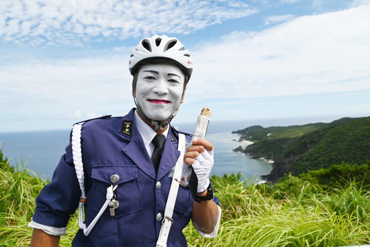 ちゅるおかやさんと池松さんが共同開発したグラノーラバーで栄養補給