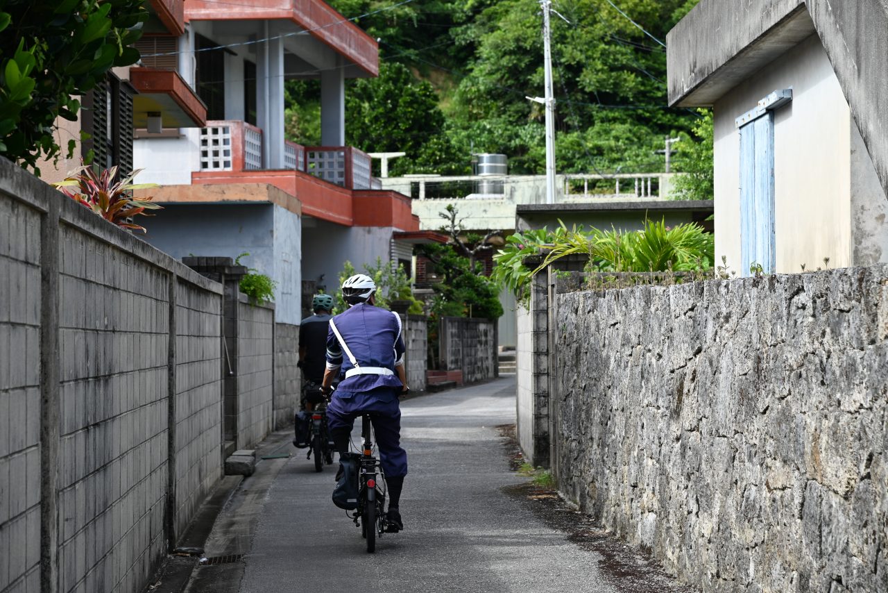 石垣や赤瓦屋根から沖縄の原風景を感じることができます。