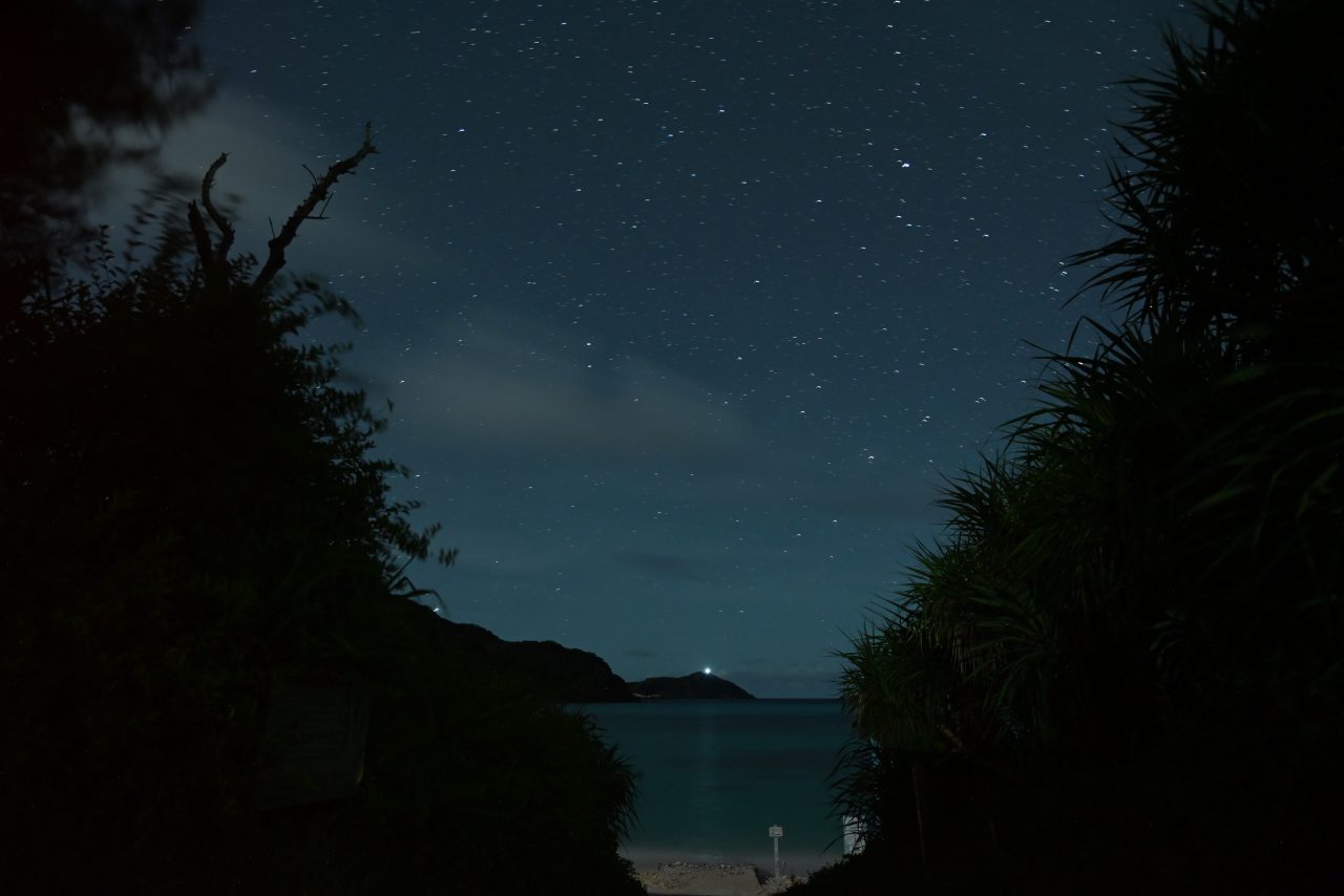 この島でしか見られない美しいサンセットや星空は宿泊しないと楽しめません。