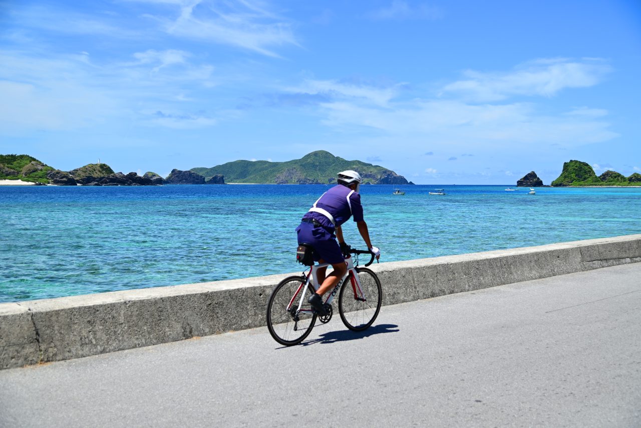 座間味港を出発!美しい海沿いの道を軽快に進んでいきます。