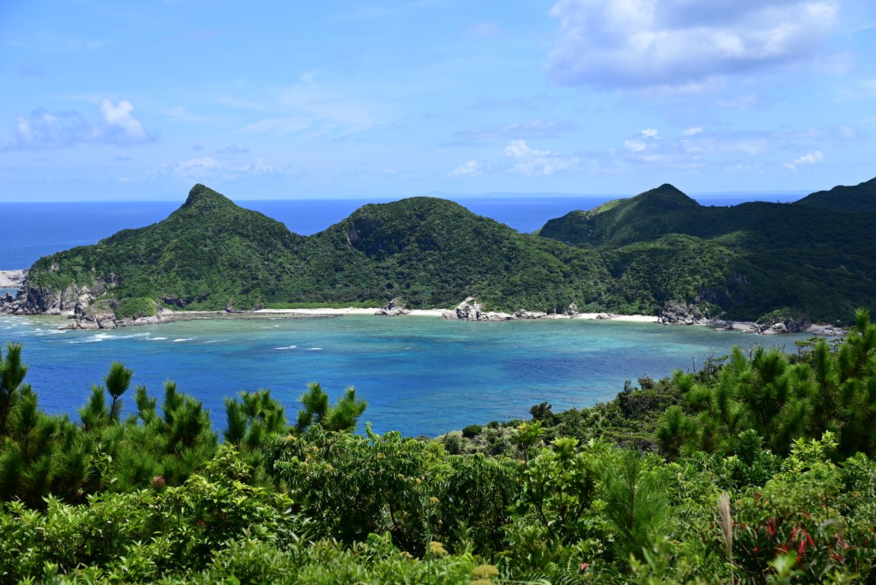稲崎展望台は島の北側に位置し渡名喜島や久米島を望めます。
