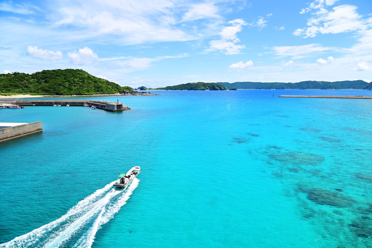 阿嘉島と慶留間島を結ぶ阿嘉大橋も絶景スポットのひとつ。