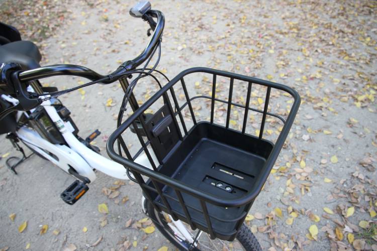 ハンドル形状は一般的なシティサイクルと同じ。前カゴが使えるのもメリット