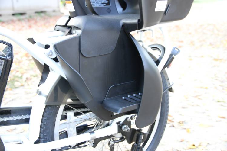 包み込む形状のフットレスト。車輪への巻き込みやすれ違い時の接触を防ぎます。